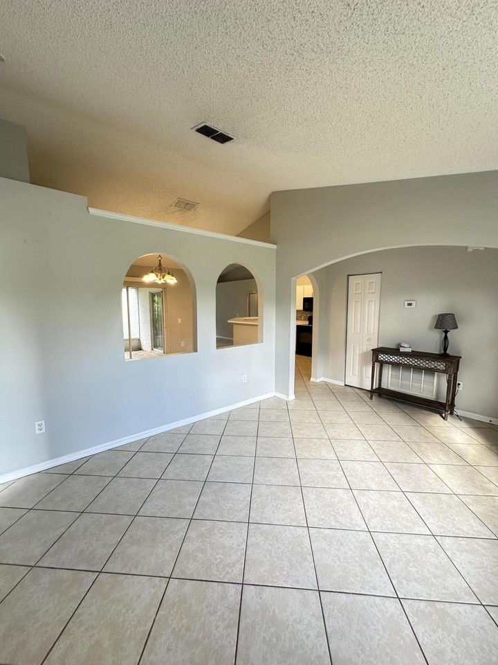 615 Sw Lakehurst Dr - Photo 4 of 13