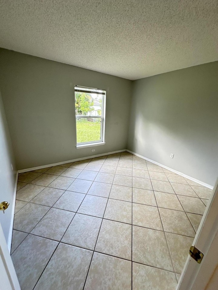 615 Sw Lakehurst Dr - Photo 7 of 13