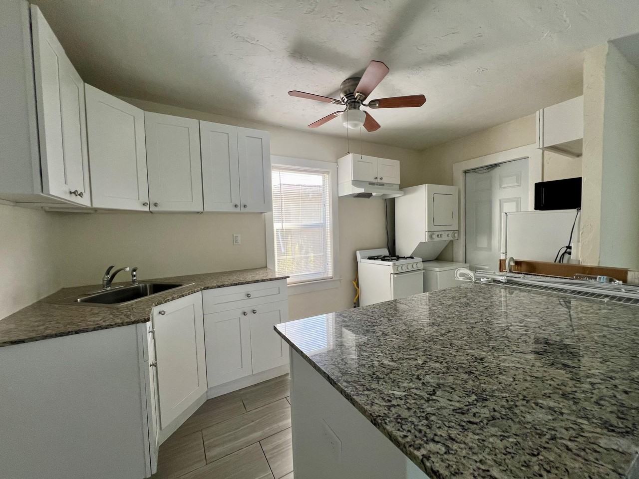 705 Francis St - Photo 3 of 14