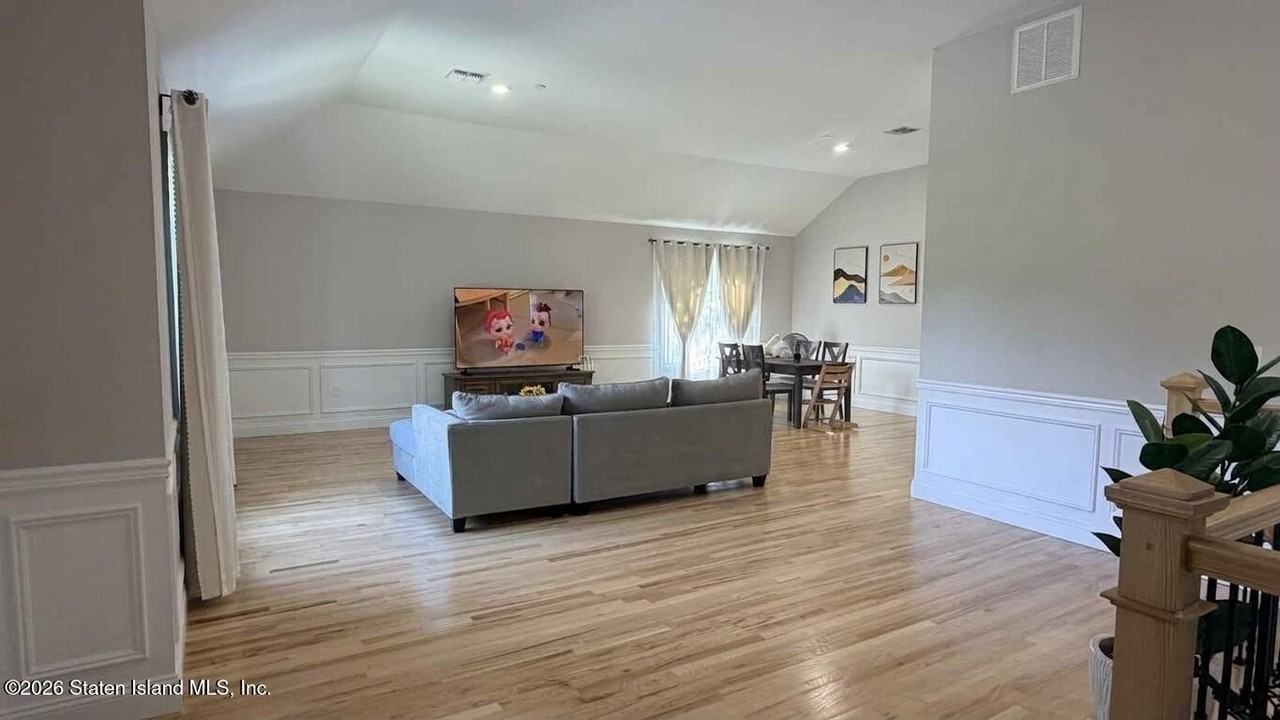340 Manor Rd #2FL - Photo 3 of 10