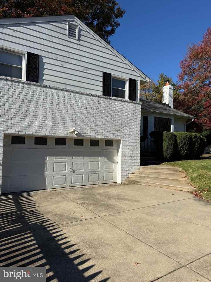 8512 Pelham Rd - Photo 2 of 20
