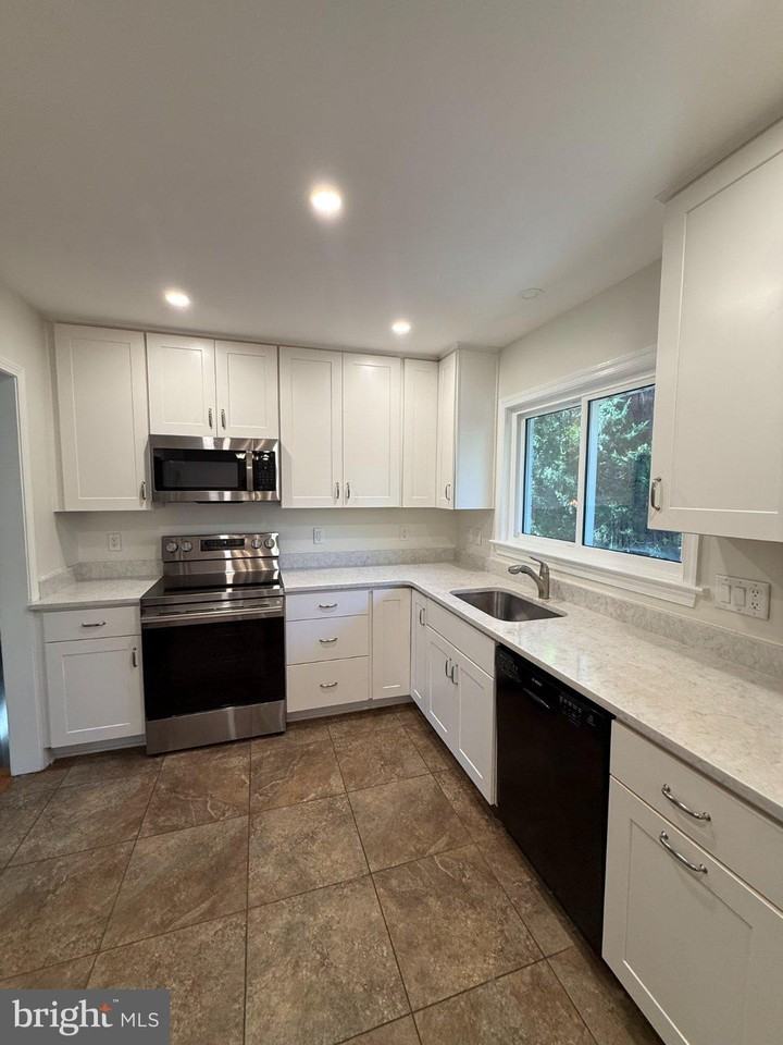 8512 Pelham Rd - Photo 3 of 20