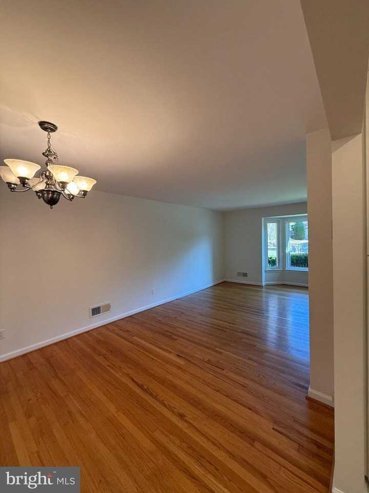 8512 Pelham Rd - Photo 5 of 20