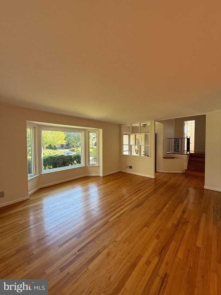 8512 Pelham Rd - Photo 6 of 20