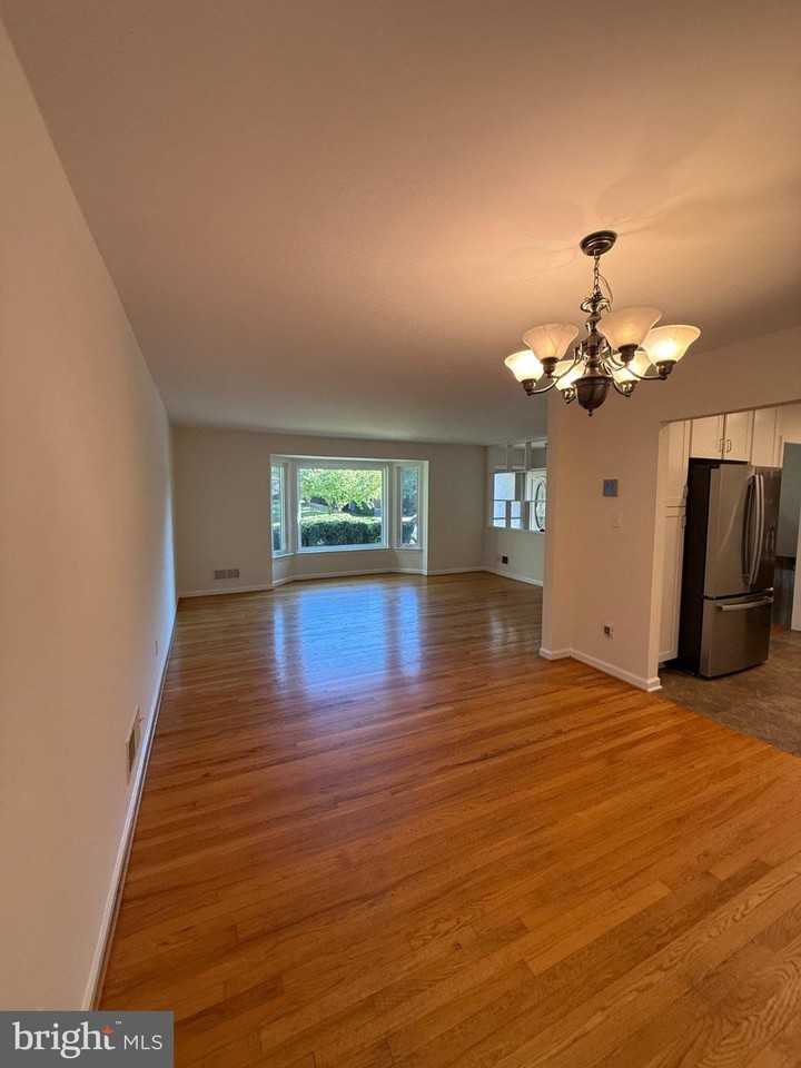 8512 Pelham Rd - Photo 7 of 20
