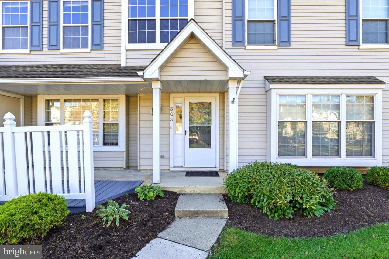 303 Oswego Ct - Photo 2 of 32