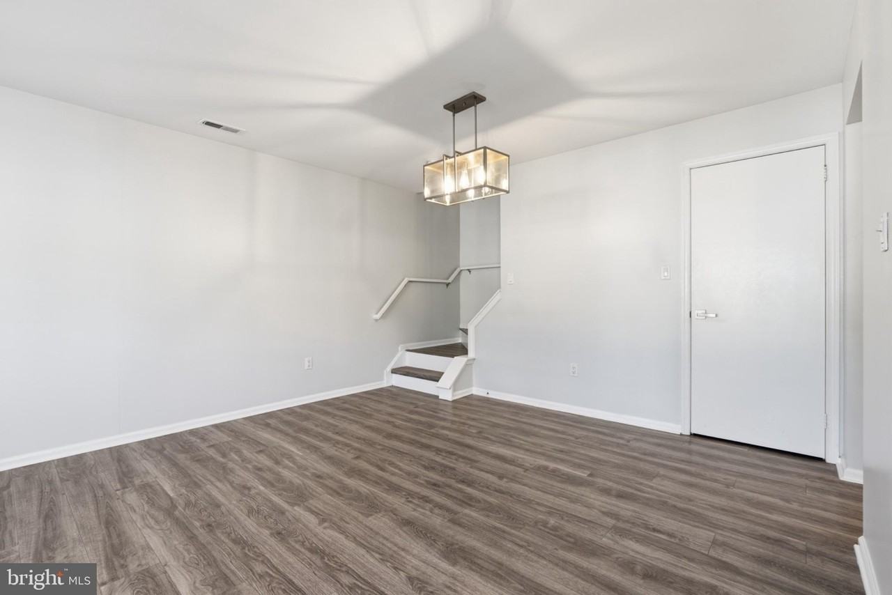 303 Oswego Ct - Photo 7 of 32