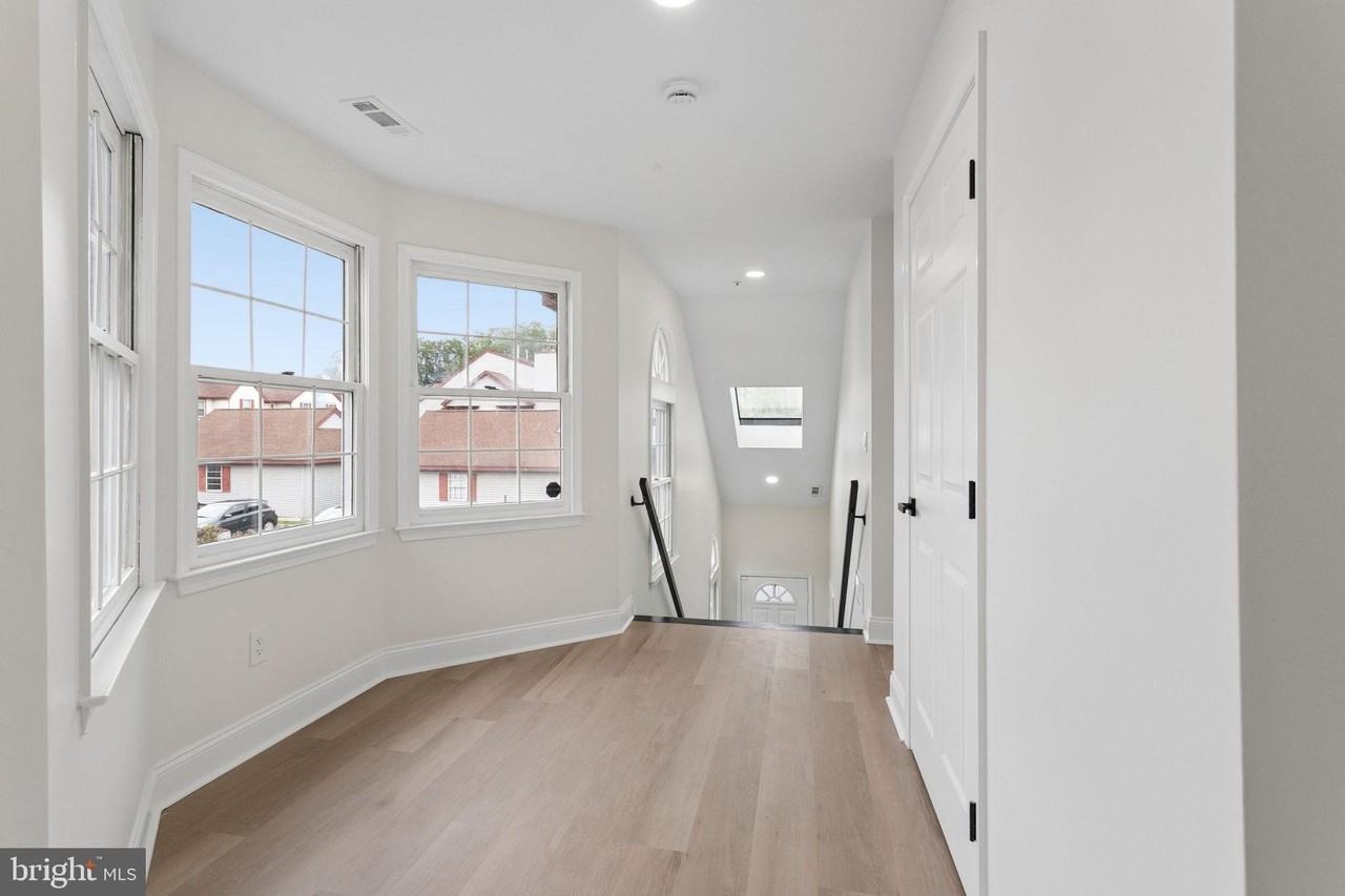 736 Chanticleer - Photo 6 of 30