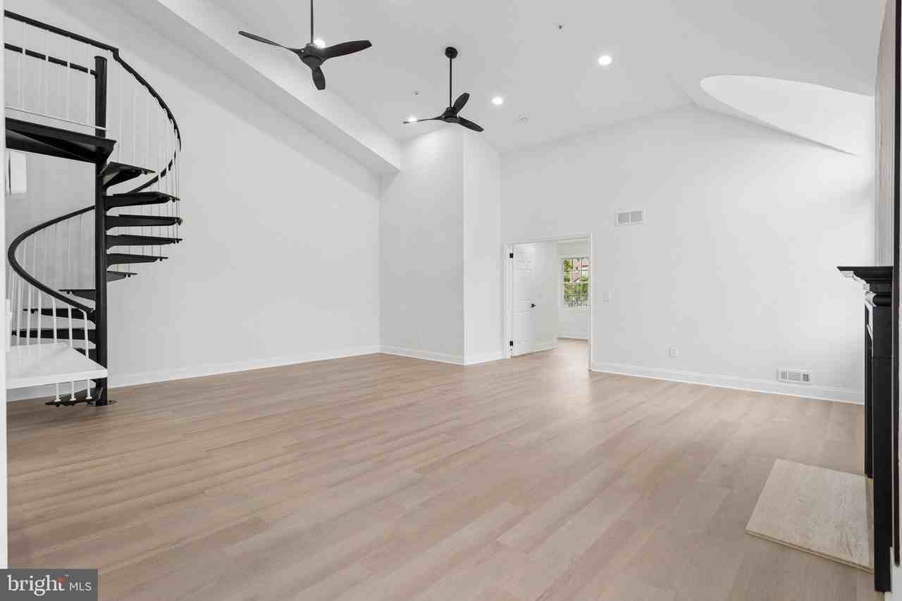 736 Chanticleer - Photo 7 of 30