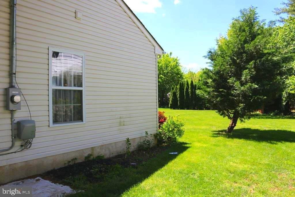211 Laurel Ave - Photo 3 of 26
