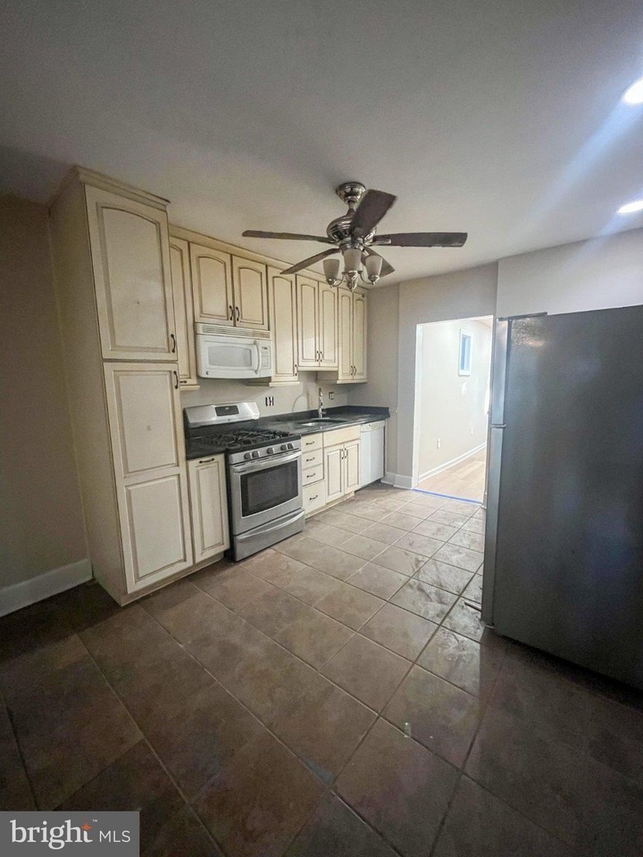 832 Lamberton St - Photo 3 of 9