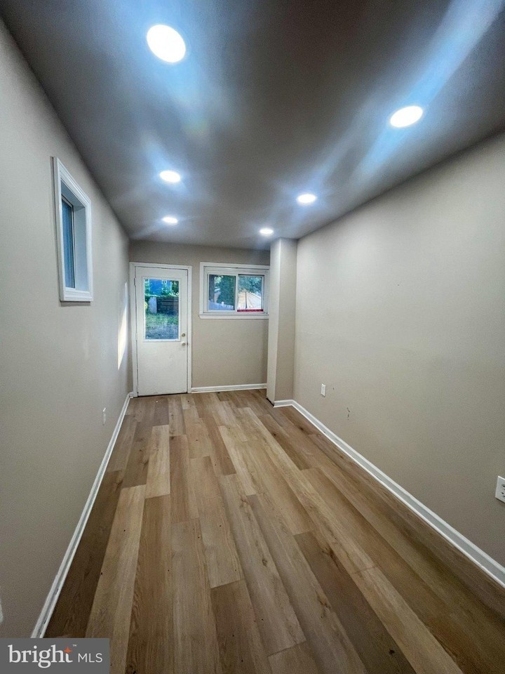 832 Lamberton St - Photo 4 of 9