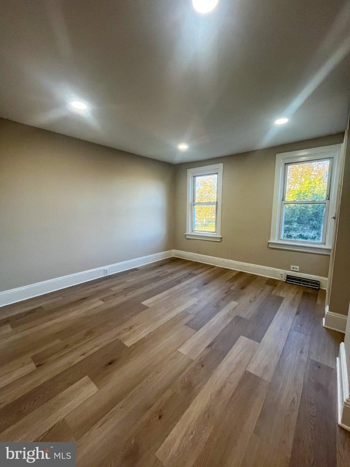 832 Lamberton St - Photo 6 of 9