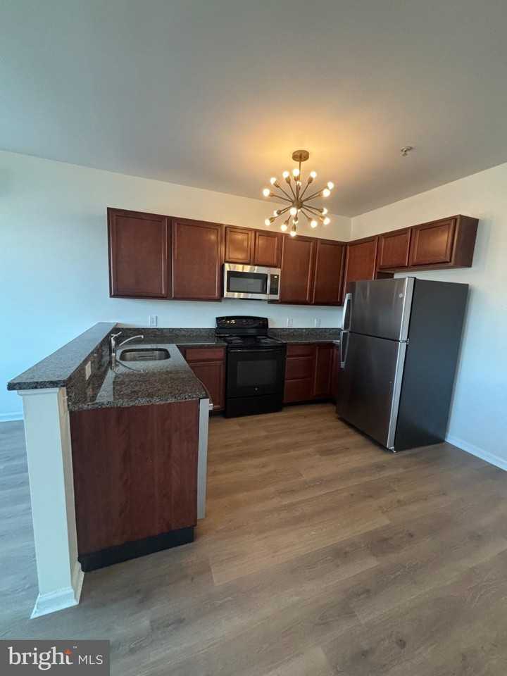 316 Bridge St #H - Photo 2 of 14