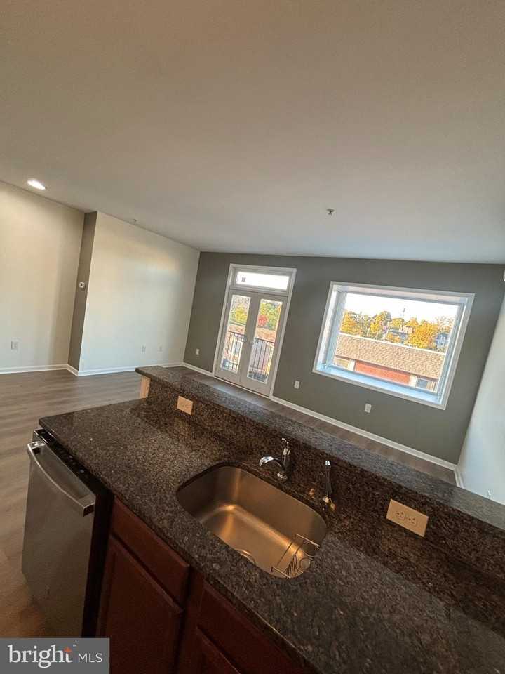 316 Bridge St #H - Photo 3 of 14
