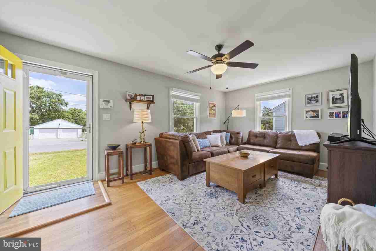 126 Ridgeway St - Photo 4 of 20