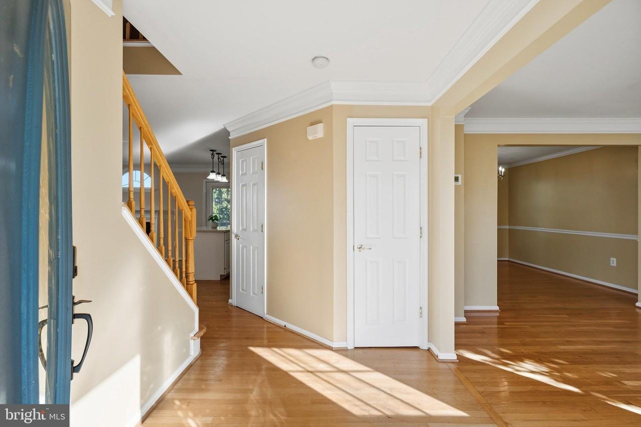 13835 Rosewood Dr - Photo 4 of 40