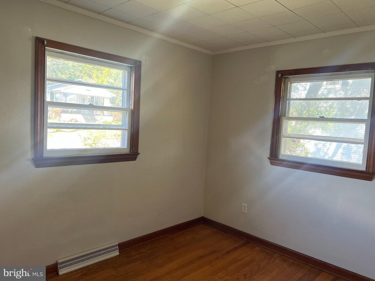 221 S Commerce St - Photo 3 of 7