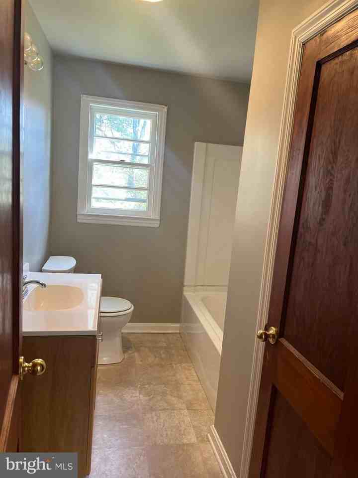 221 S Commerce St - Photo 5 of 7