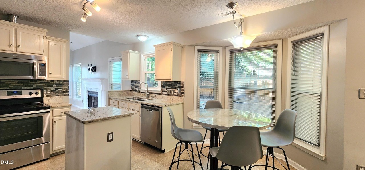 5517 Edgebury Rd - Photo 6 of 13