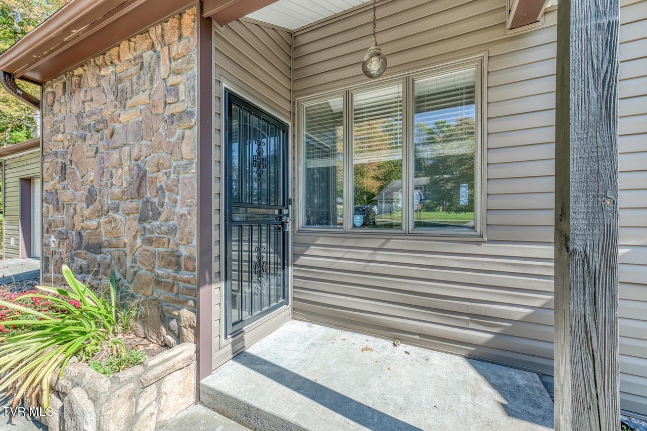 238 Picadilly Ln - Photo 2 of 50