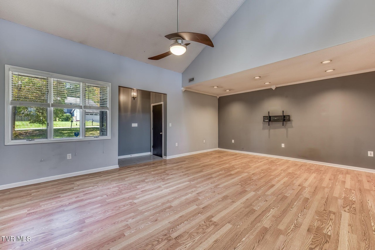 238 Picadilly Ln - Photo 7 of 50