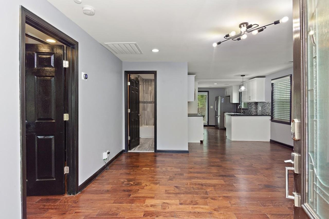 316 Edwin St - Photo 4 of 34