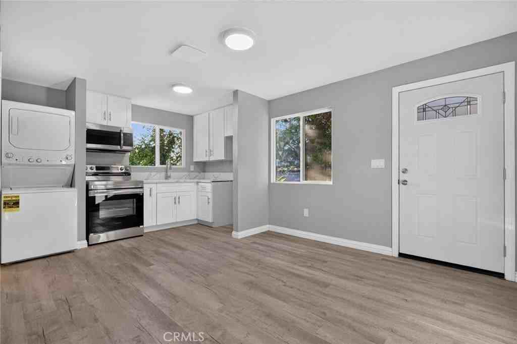 3302 Crestford Dr - Photo 3 of 15