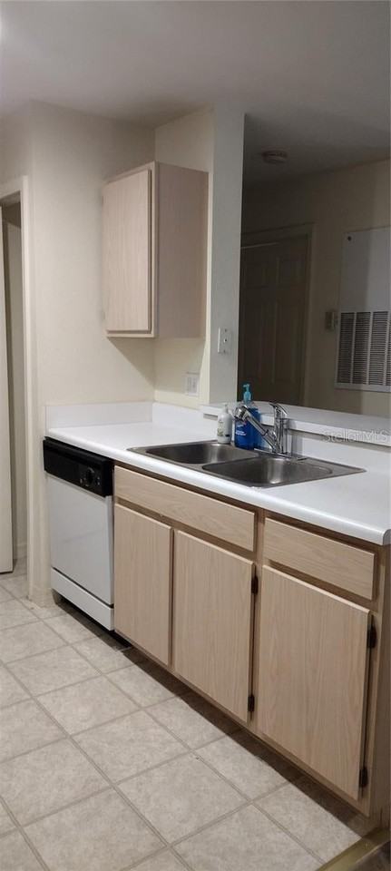 5459 Vineland Rd - Photo 3 of 20
