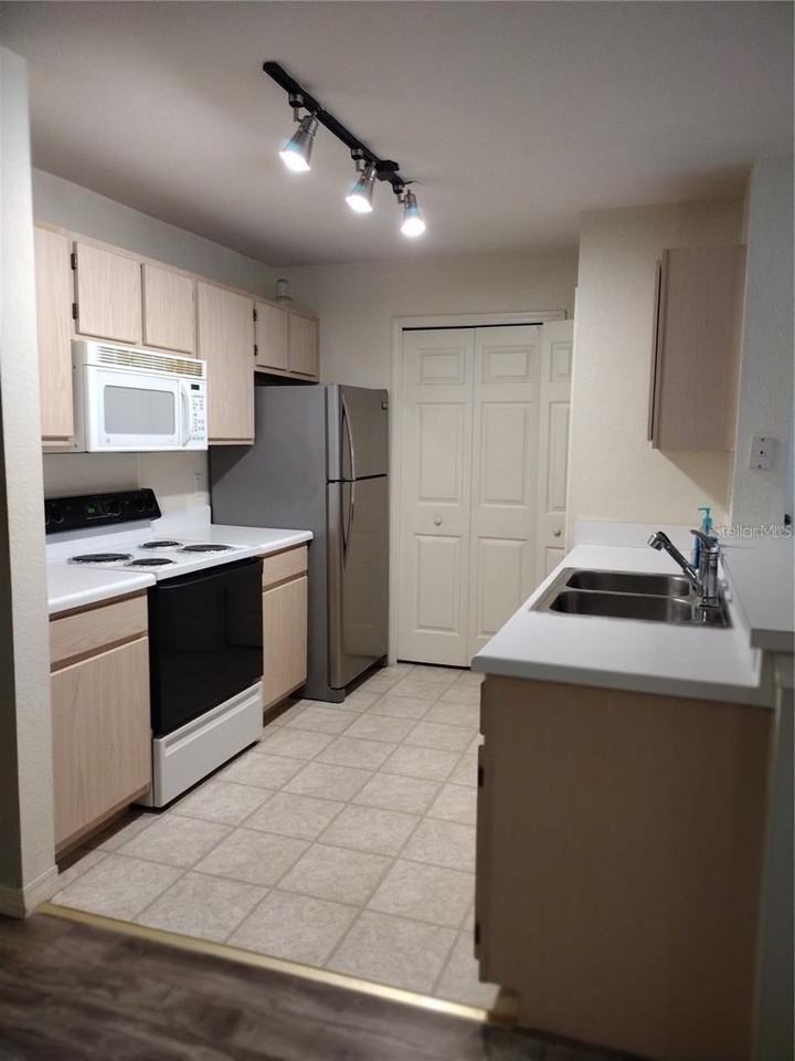 5459 Vineland Rd - Photo 4 of 20