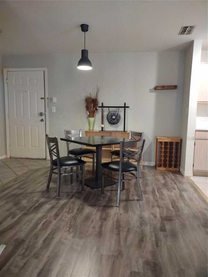 5459 Vineland Rd - Photo 7 of 20