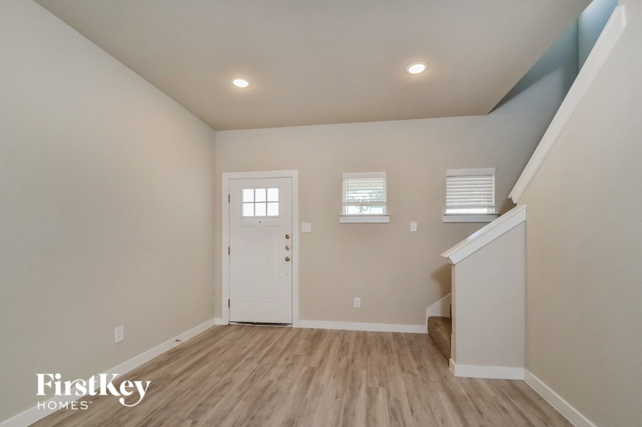 620 Sophia Way - Photo 4 of 16