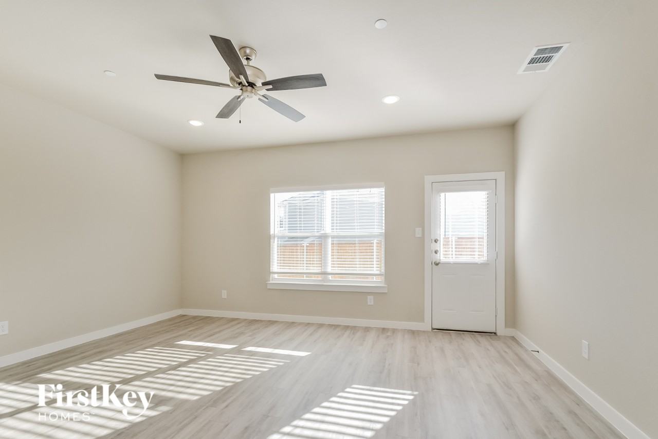 620 Sophia Way - Photo 5 of 16