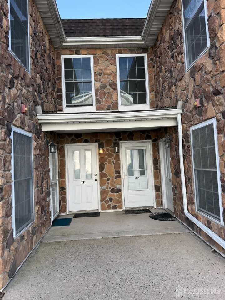 123 Chariot Ct - Photo 2 of 18