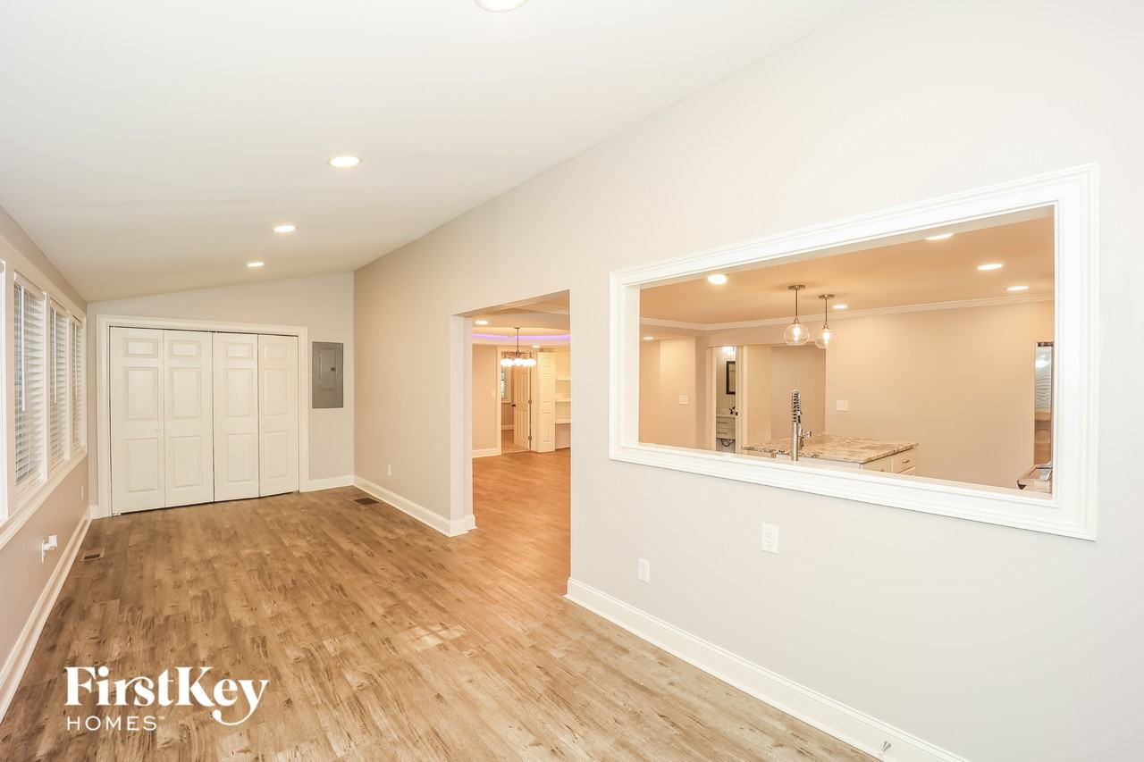 303 Glenview Dr - Photo 2 of 15