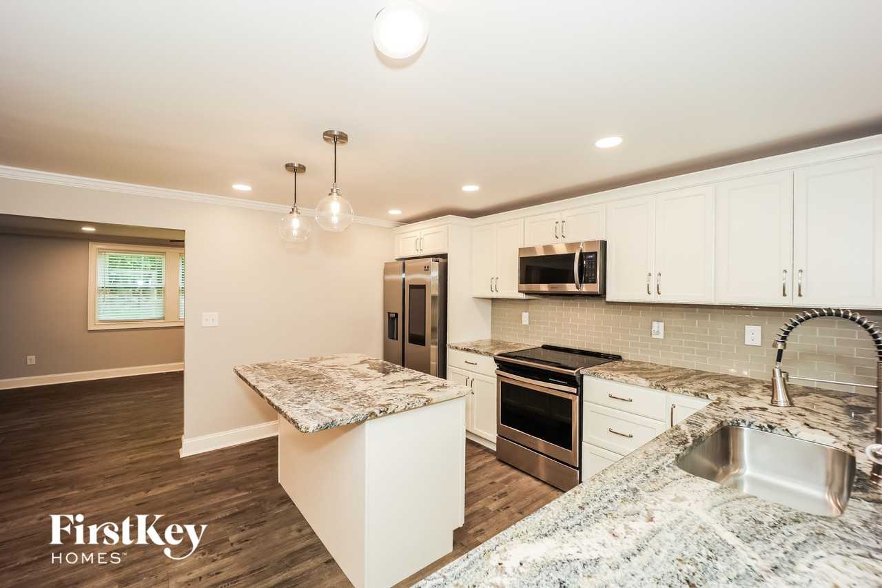 303 Glenview Dr - Photo 4 of 15