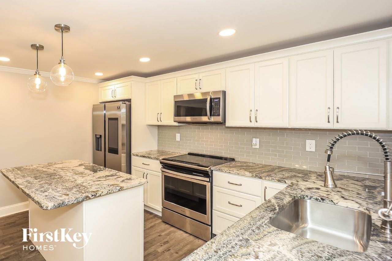 303 Glenview Dr - Photo 6 of 15