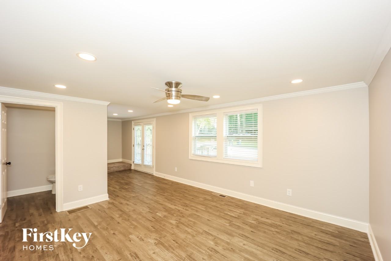 303 Glenview Dr - Photo 7 of 15