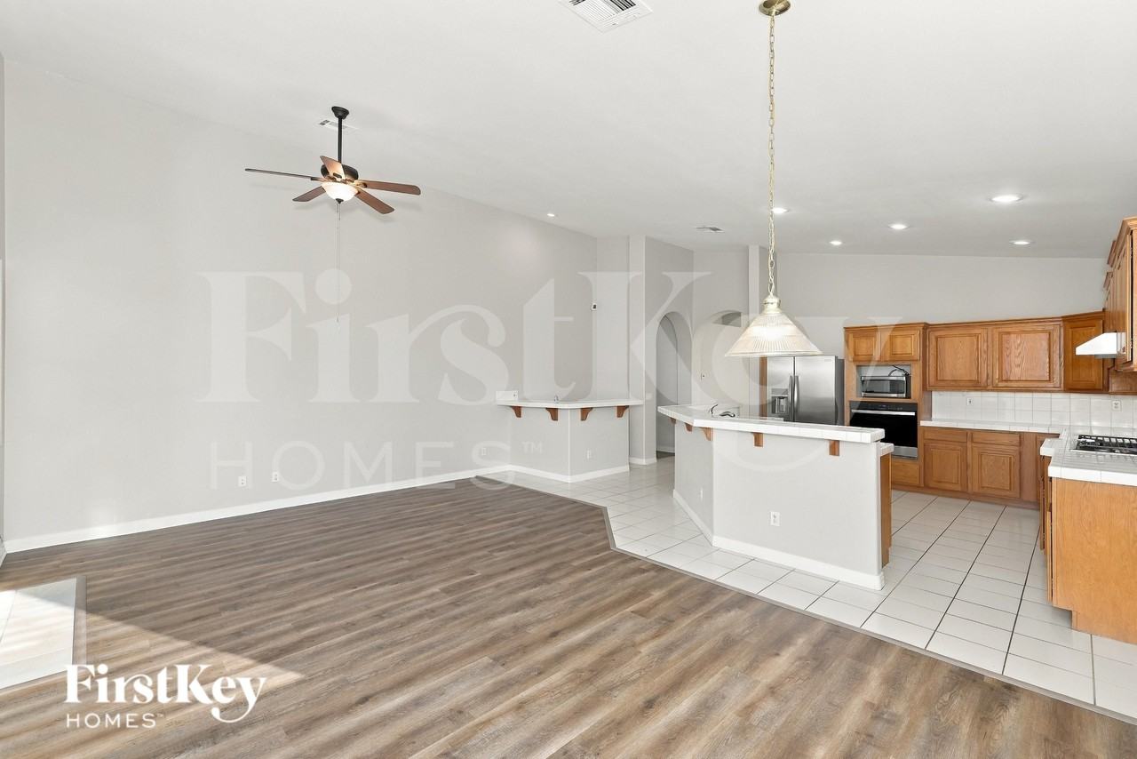 2534 Farmington Ave - Photo 5 of 16