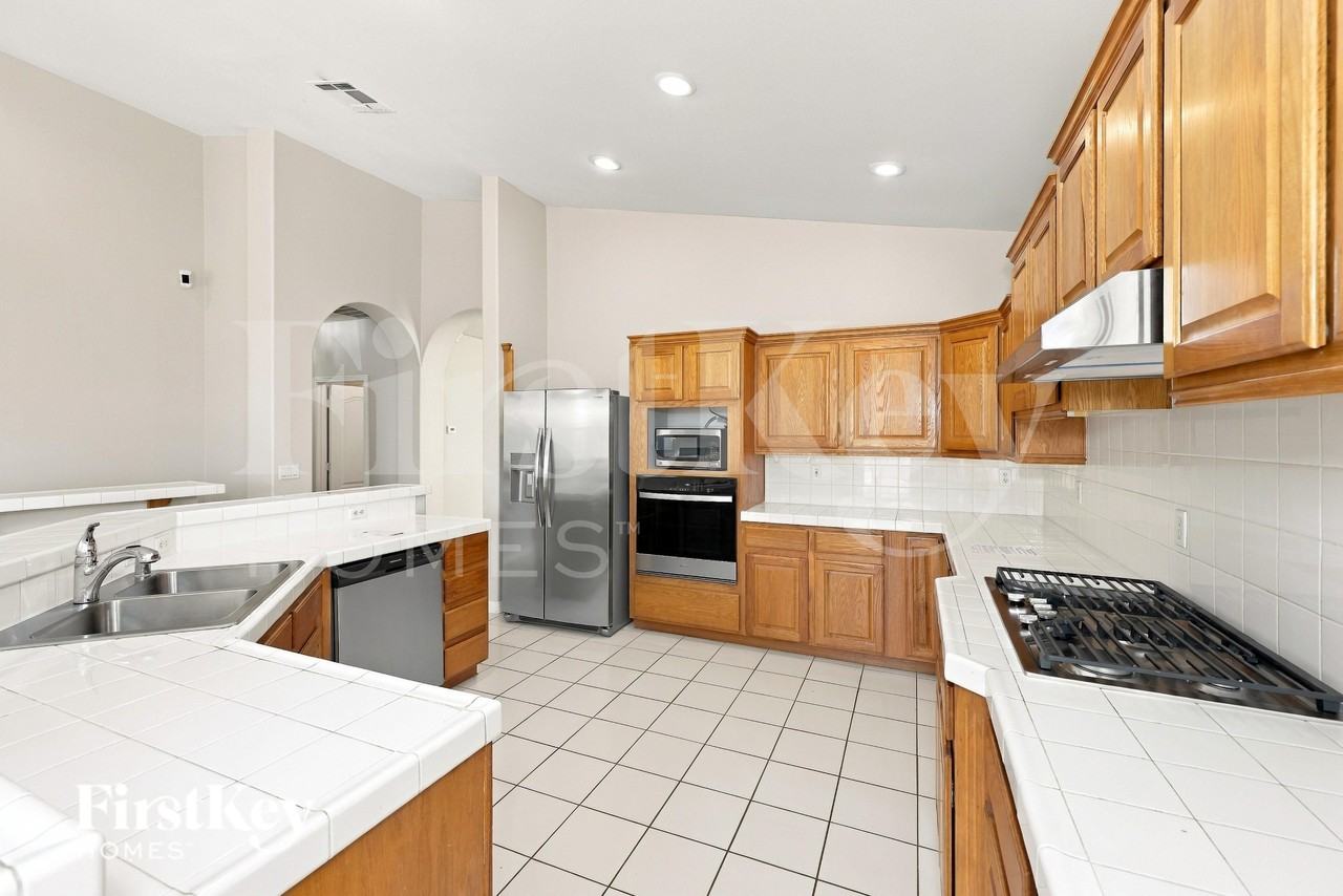 2534 Farmington Ave - Photo 6 of 16