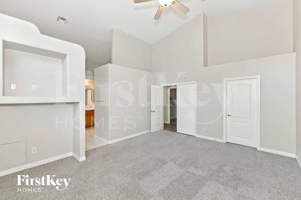 2534 Farmington Ave - Photo 7 of 16