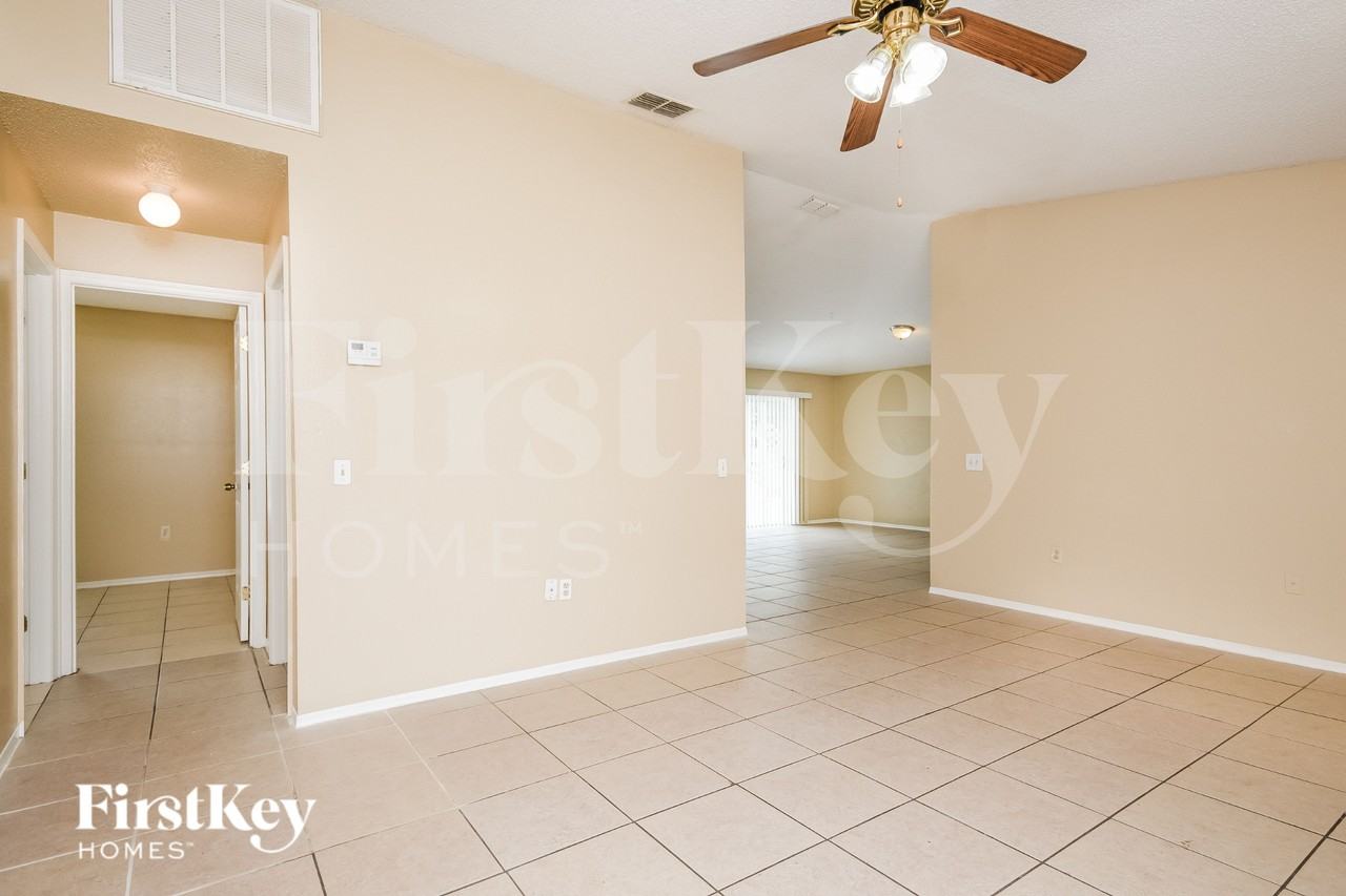 356 Lake Daisy Cir - Photo 4 of 16