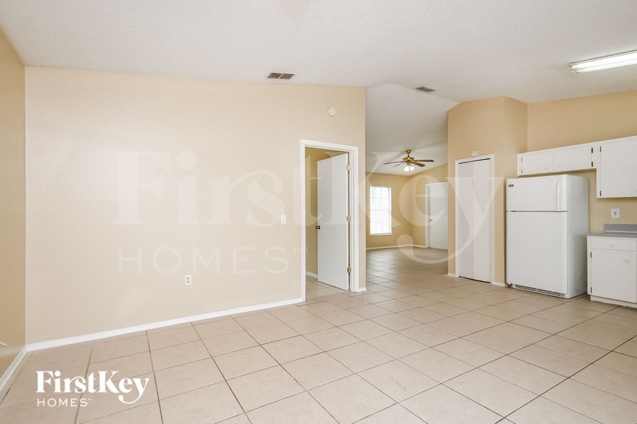 356 Lake Daisy Cir - Photo 5 of 16