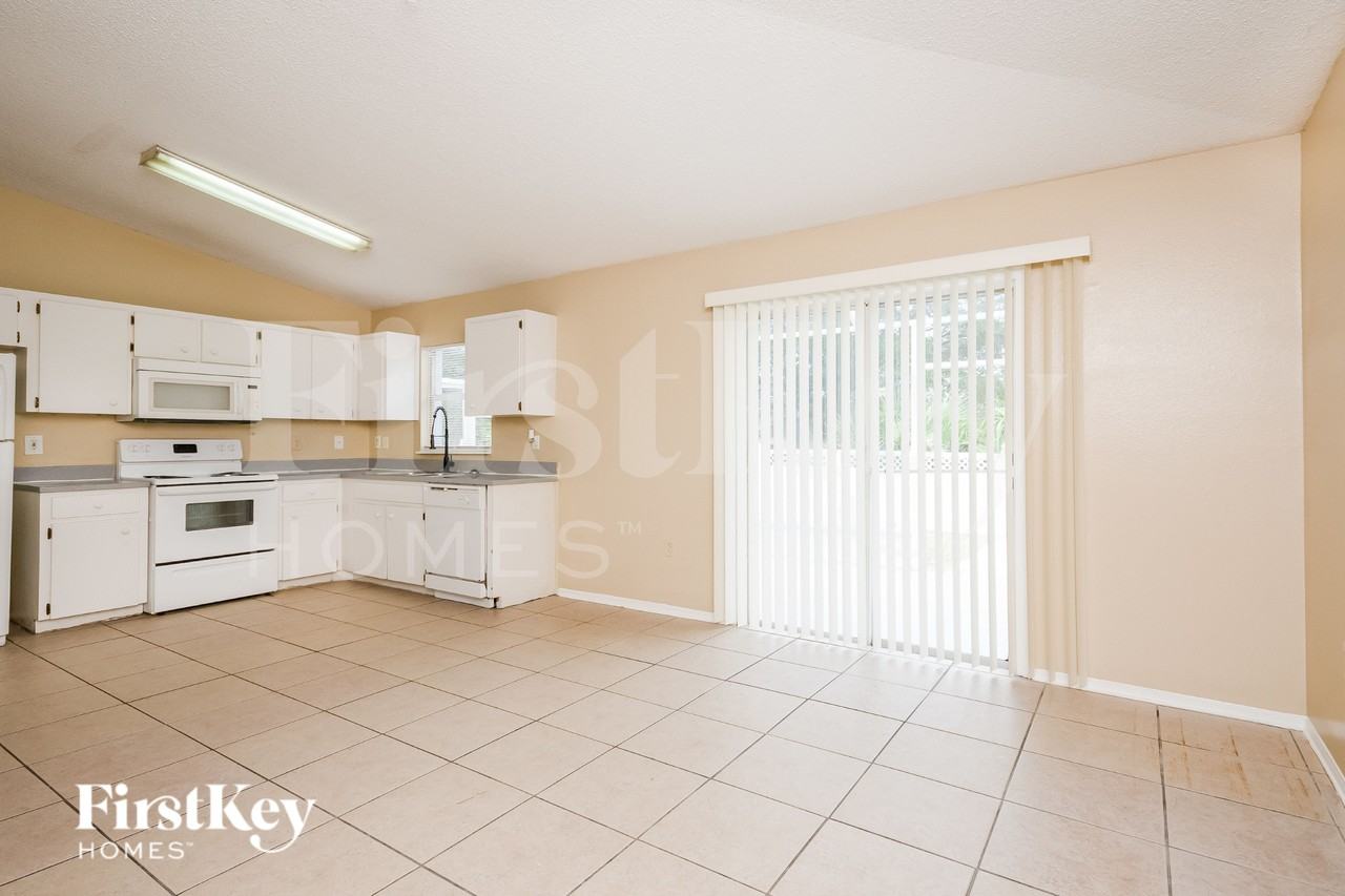 356 Lake Daisy Cir - Photo 6 of 16