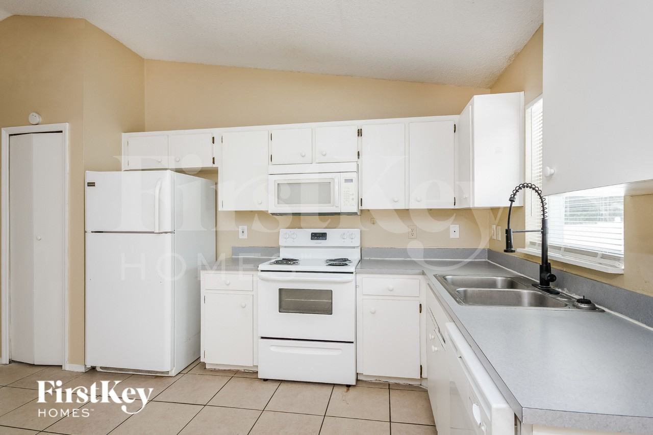 356 Lake Daisy Cir - Photo 7 of 16