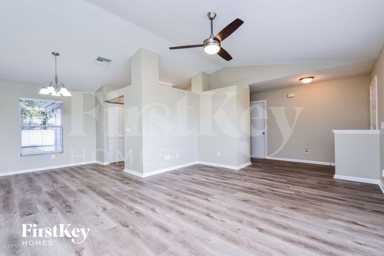 3330 Sw 27th Ave - Photo 4 of 15