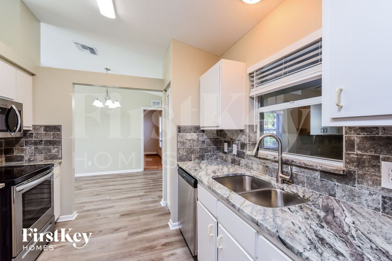 3330 Sw 27th Ave - Photo 6 of 15
