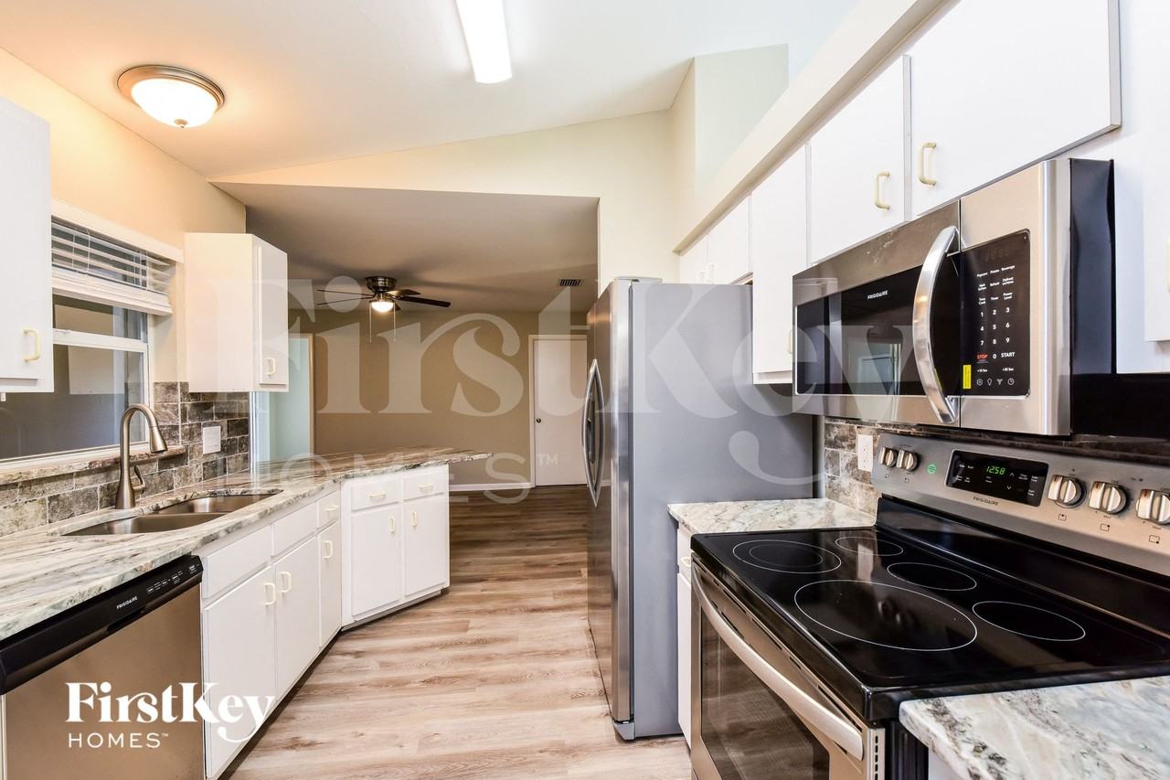 3330 Sw 27th Ave - Photo 7 of 15