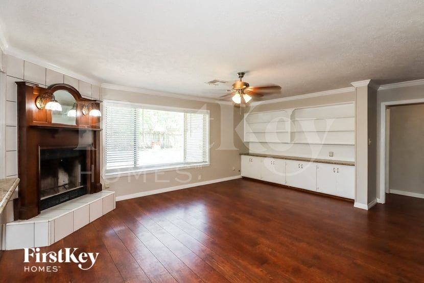 307 Coronation Dr - Photo 3 of 15