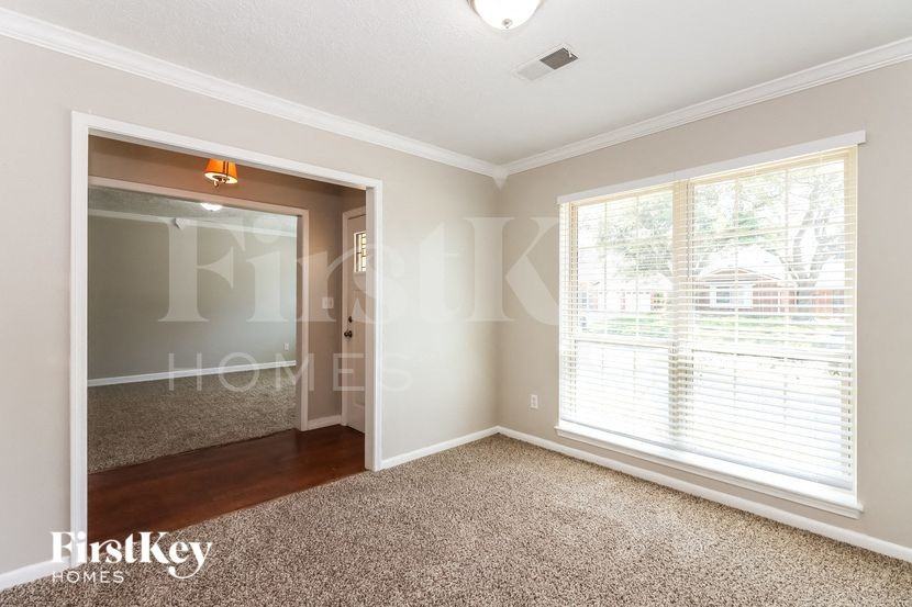 307 Coronation Dr - Photo 4 of 15